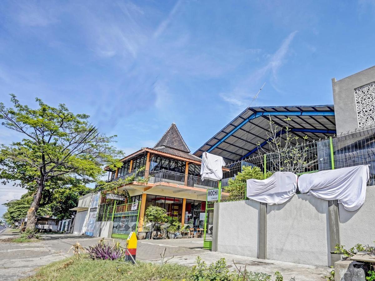 Oyo 90943 Mochi 88 Homestay Probolinggo Kültér fotó